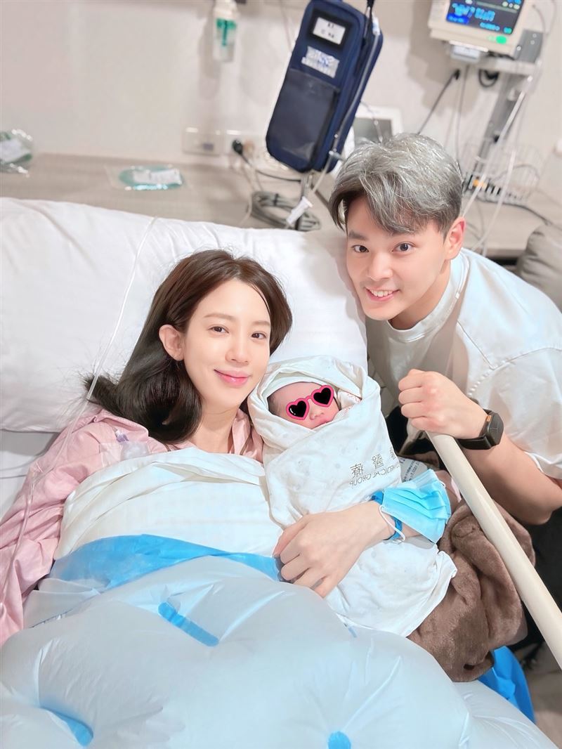 愛雅跟老公宣布當爸媽。(圖/愛雅辣呦提供)