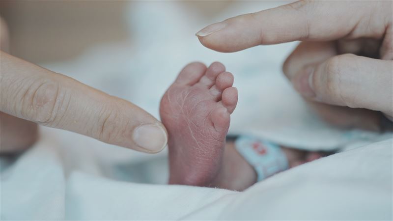 愛雅曬出兒子腳印照。(圖/愛雅辣呦提供)