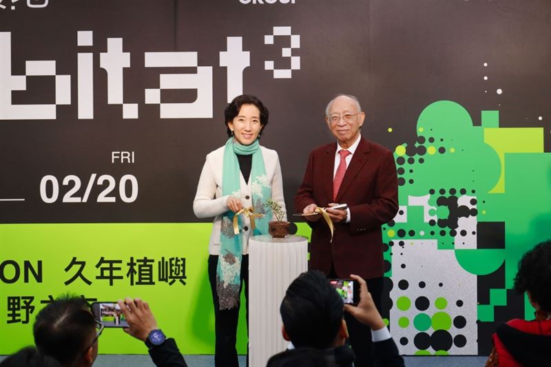 久年機構董事長郭鵬霄（右）與總經理郭彥君（左）於「築願儀式」中植下象徵久年機構的種子。（圖／久年機構提供）