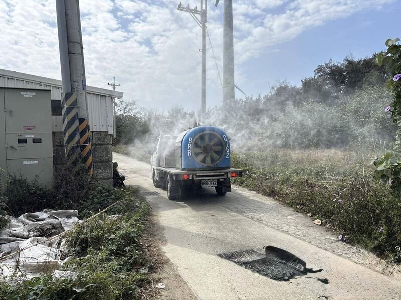 苗栗後龍鎮一處畜牧場出現4頭斃死豬，動防所採樣送檢，並加強周邊消毒與周邊畜場訪視。（圖／苗栗縣政府提供）