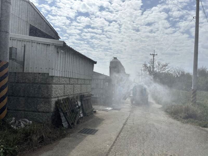 苗栗後龍鎮一處畜牧場出現4頭斃死豬，動防所採樣送檢，並加強周邊消毒與周邊畜場訪視。（圖／苗栗縣政府提供）