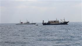 日本水產廳13日宣布，一艘中國漁船因涉嫌於12日闖入日本專屬經濟海域（EEZ），並拒絕停船檢查，遭日方扣押。（圖／翻攝自九州漁業調整事務所官網）