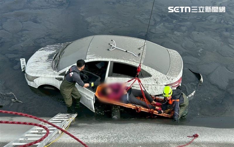 雲林麥寮鄉發生車輛墜溝意外，一對母女受困車內，警消到場救援。（圖／翻攝畫面）