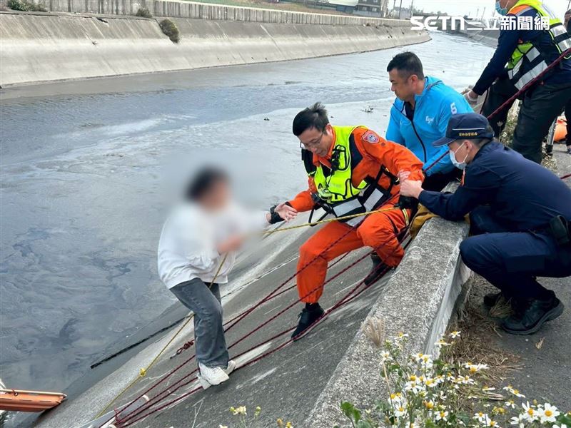 雲林麥寮鄉發生車輛墜溝意外，一對母女受困車內，警消到場救援。（圖／翻攝畫面）