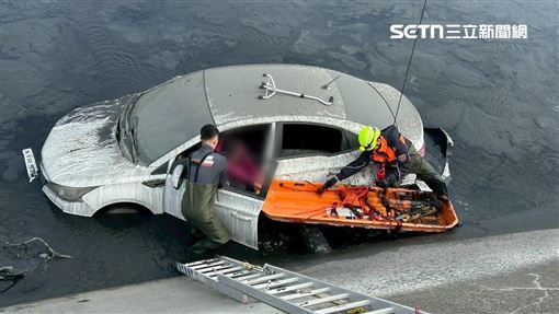 雲林麥寮墜溝意外！車衝排水溝母女困爛泥