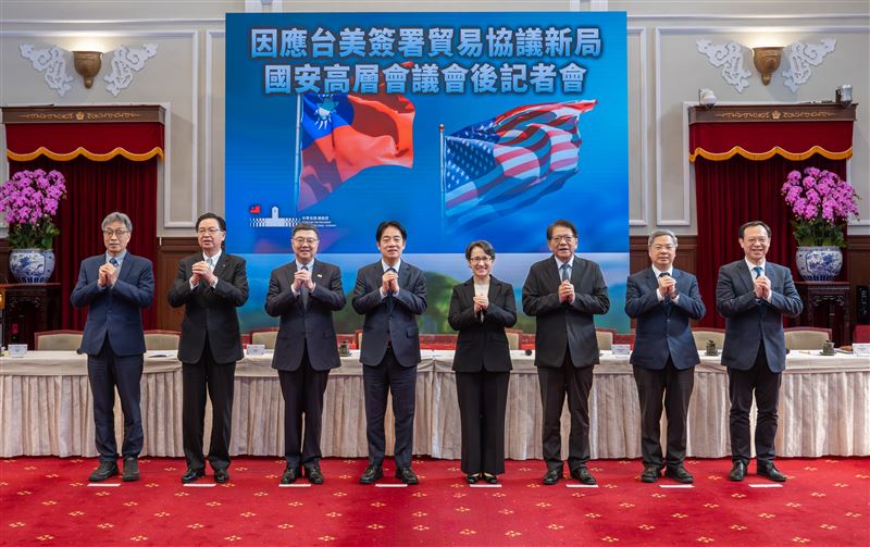 賴清德、蕭美琴與卓榮泰、潘孟安及部會首長們，拱手向全國民眾拜年（圖／總統府提供）