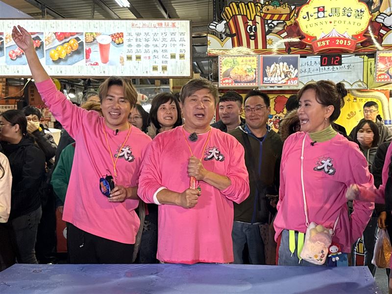 胡瓜遭陳亞蘭強餵更自嘲「我上輩子一定是陳亞蘭的狗！」。（圖／華視提供）