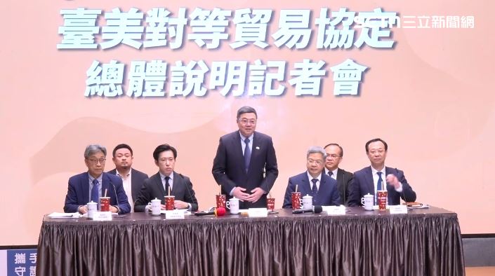 行政院召開「台美對等貿易協定總體說明記者會」,由李慧芝發言人主持，卓榮泰院長、張惇涵秘書長、經濟部龔明鑫部長、農業部陳駿季部長、衛生福利部石崇良部長、勞動部洪申翰部長、交通部陳彥伯次長出席。（圖／翻攝畫面）