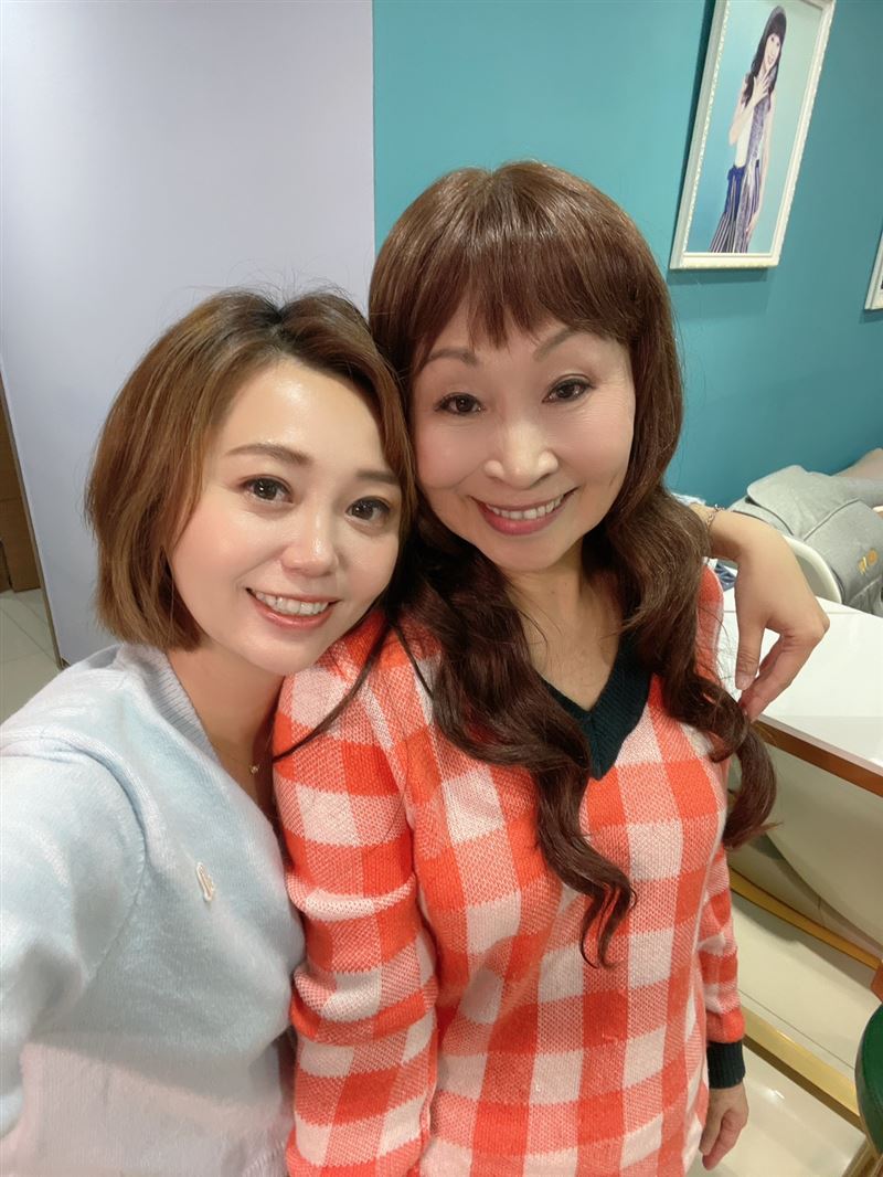 主播邱子玲（左）造訪犀利媽（右）新家，不僅內建專業「股市戰情室」，還有令人驚艷的飯店級公設，讓她直呼：「住得舒服、花得值得才是真贏家。」（圖／好宅敲敲門提供）