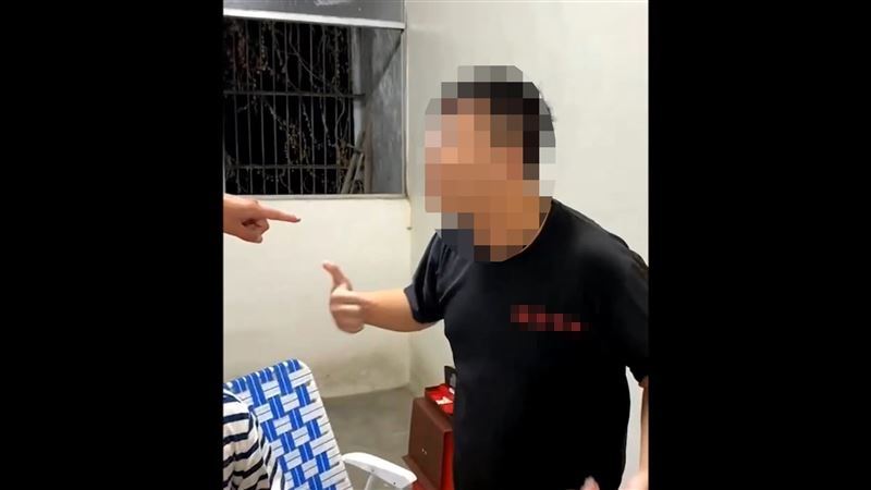 屏東蘇姓男子在內埔鄉設賭場，做莊又將賭具特殊藥水「詐賭」宛如過去港片《賭神》的情節，但被賭客抓包、痛毆。（圖／翻攝自《黑色豪門企業》）