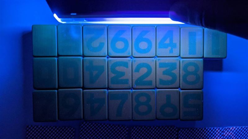 蘇男被抓包將賭具特殊藥水「詐賭」。（圖／翻攝畫面）