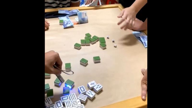 受害賭客用紫光燈照射賭具，揭穿蘇男詐賭手法。（圖／翻攝自《黑色豪門企業》）