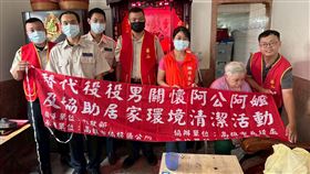 替代役役男溫馨關懷老人協助居家打掃（圖／內政部提供） 