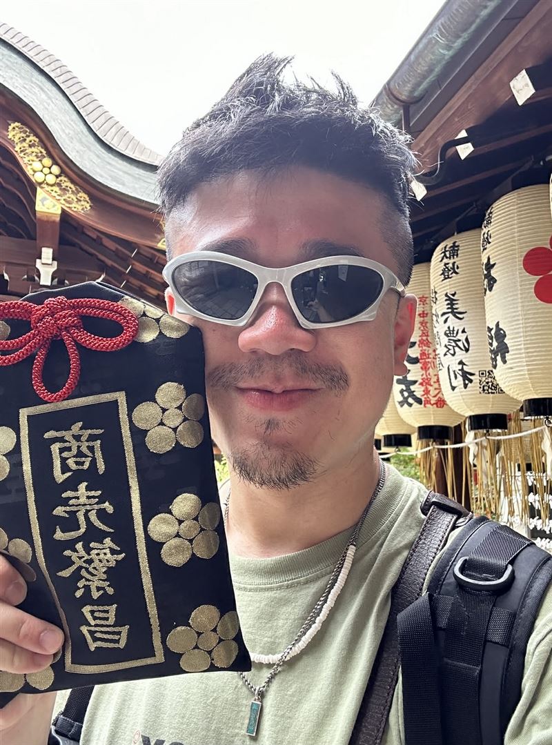 麥基最近忙著去東京幫大家求日本大流行的熊手御守納福，添加運氣、財富、平安、出入平安都可以。（圖／麥基提供）