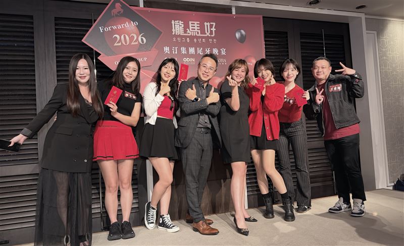 河智媛（右二）、朴昭映（右三）、朴叡真（左三）、鄭多惠（左二）等人昨晚參加新東家尾牙。（圖／記者蕭翰弦攝影）