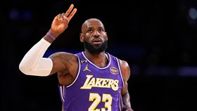 詹姆斯（LeBron James）成為史上最年長完成大三元的球員。（圖／美聯社／達志影像）
