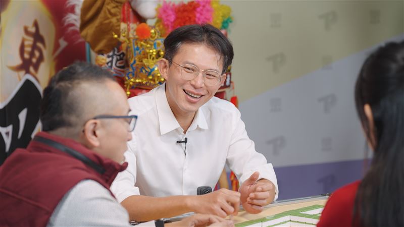 民眾黨主席黃國昌打麻將。（圖／民眾黨提供）