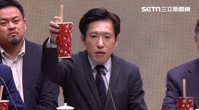 張惇涵舉起珍奶說，這正是「有為有守」最好的印證，也是這次談判團隊辛苦成果的縮影。（圖／翻攝畫面）