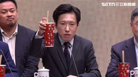 張惇涵舉起珍奶說，這正是「有為有守」最好的印證，也是這次談判團隊辛苦成果的縮影。（圖／翻攝畫面）