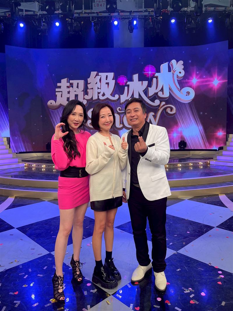 王中平（右起）、余皓然跟Julie同台。（圖／民視提供）