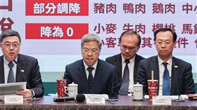 台美貿易協定簽署　卓榮泰：守住台灣關鍵農產台美對等貿易協定完成簽署，行政院長卓榮泰（中）13日表示，雙方溝通對話、解決問題，除對等關稅等爭取到好成績，台灣也守住稻米、牡蠣、雞肉等關鍵農產品不調降關稅。左起為農業部長陳駿季、勞動部長洪申翰、行政院秘書長張惇涵，右起為衛福部長石崇良、交通部次長陳彥伯、經濟部長龔明鑫。中央社記者裴禛攝　115年2月13日