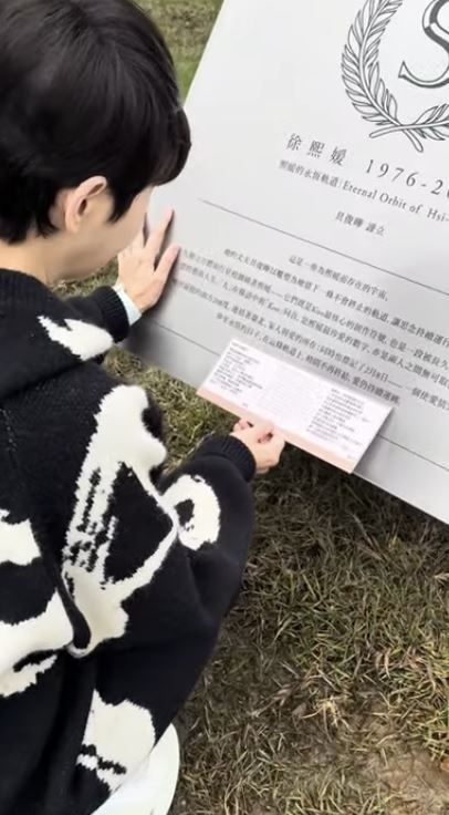 詹雅雯前往大S墓前追悼。（圖／翻攝自詹雅雯 YouTube）