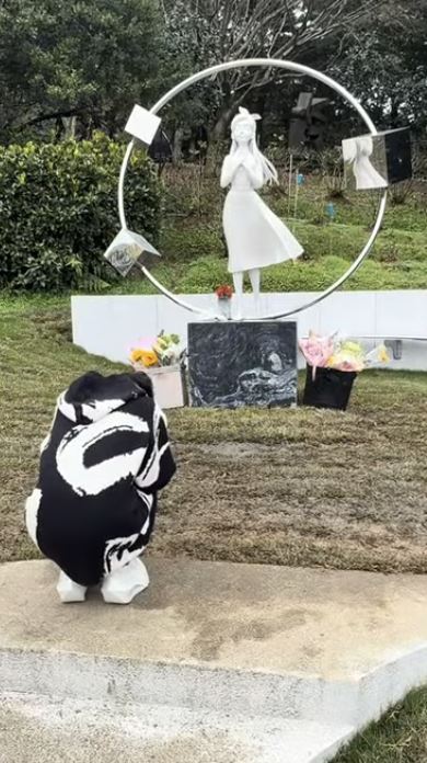 詹雅雯前往大S墓前追悼。（圖／翻攝自詹雅雯 YouTube）