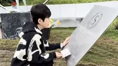 詹雅雯悲痛爆哭現身大S墓前！這件事惹淚