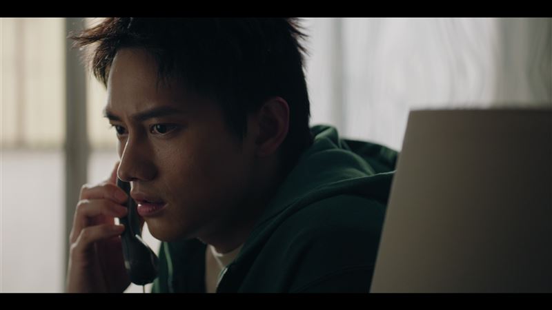 《凶宅專賣店》范少勳在劇中飾演疼惜臥病妹妹的暖男哥哥「阿澤」。(圖/Disney+提供)