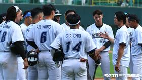 WBC台灣隊練習賽，隊長陳傑憲賽後集合全隊談話。（圖／記者劉彥池攝影）