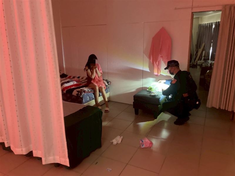 中壢警方接到「一樓一鳳」情資，查訪時當場抓到色情交易。（圖／翻攝畫面）