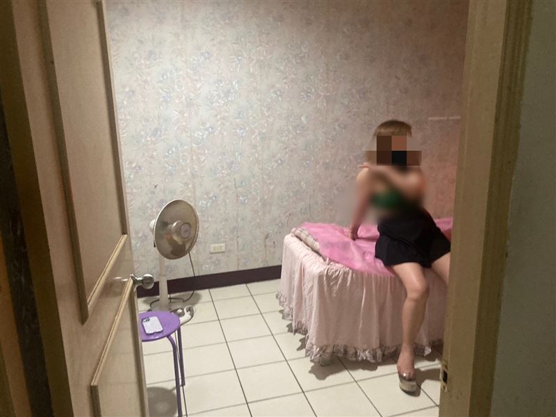 晚間又在另一處查到越南籍女子色情交易。（圖／翻攝畫面）