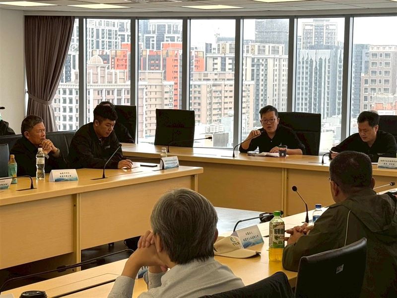 桃市府邀集不動產、營造、砂石、土石方、土木技師及建築師等各公會共商對策。（圖／桃園市政府提供）