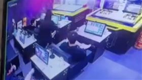 樂天巨人球員來台賭博還伸鹹豬手。（圖／翻攝自Sports Chosun）