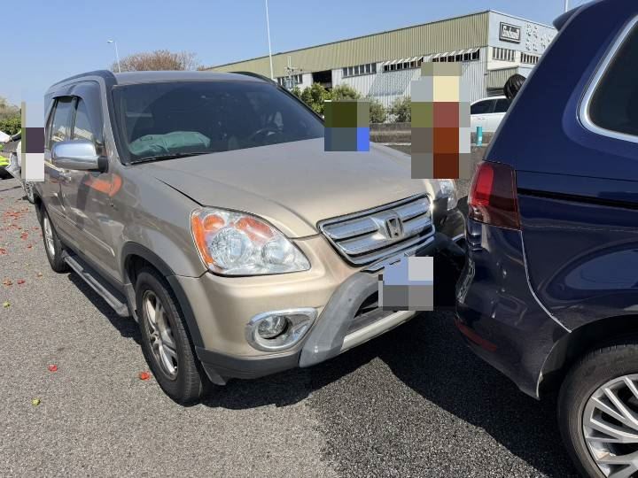 國道1號南向神岡區路段，有1輛小貨車及4輛自小客車發生連環追撞。（圖／翻攝畫面）