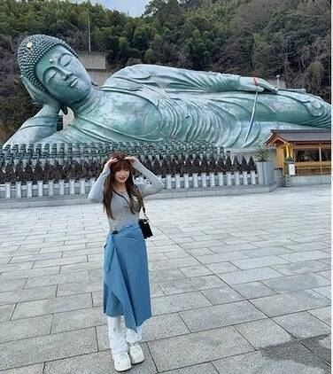 網美Hotaru前往福岡知名寺院南藏院參拜全球最大涅槃臥佛銅像，被要求包著藍布。（翻攝自X）