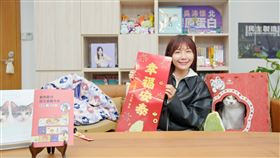 吳沛憶帶愛貓拜年，開箱動物防災避難包（圖／吳沛憶提供） 