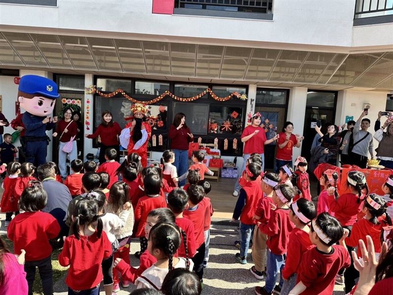 警方期望藉著警察寶寶與財神爺的魅力及年味十足的宣導方式，強化民眾的交通安全意識。（圖／桃園電子報提供）