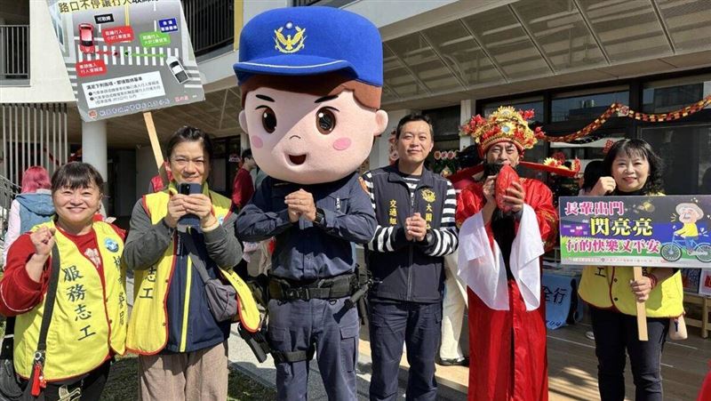 竹圍漁港連假大批人潮　警曝4條替代道路