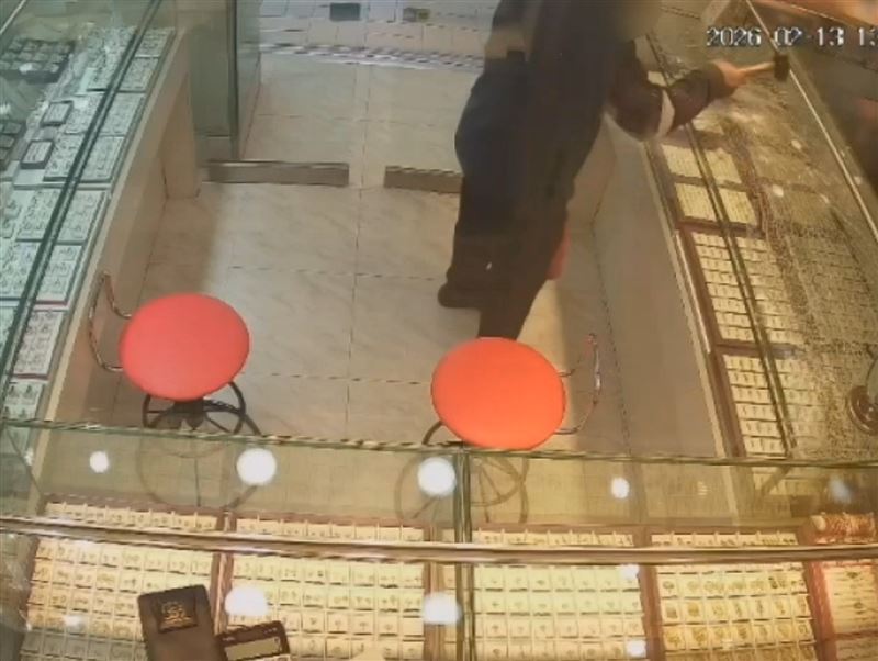 李男持榔頭敲擊玻璃櫃，不但沒得手還被店家鎖在店裡。（圖／翻攝畫面）