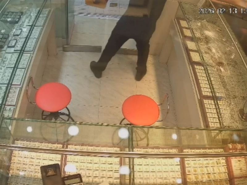 李男拿鐵鎚為自己敲出一線生機，但仍被警方逮捕。（圖／翻攝畫面）