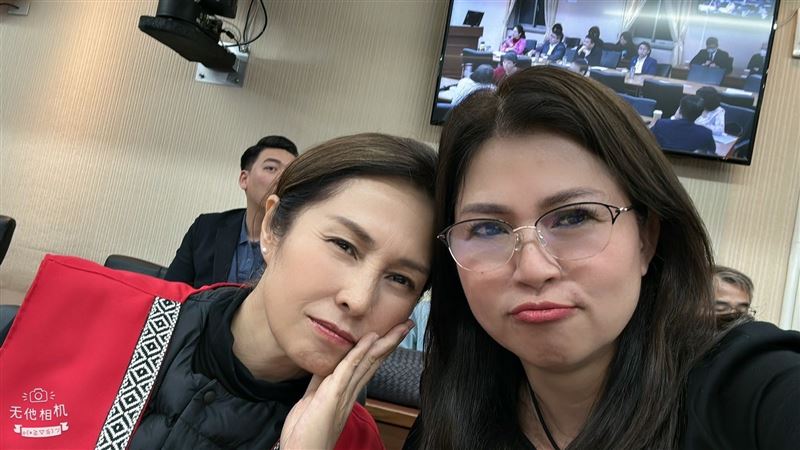 麥玉珍發出滿滿美肌的合照，力挺高金素梅。（圖／翻攝自麥玉珍臉書）