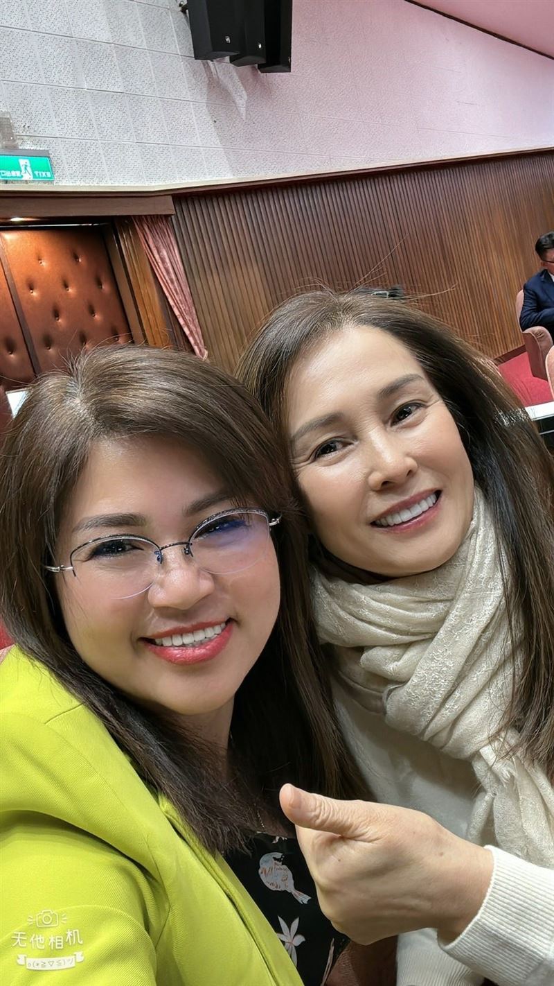 麥玉珍發出滿滿美肌的合照，力挺高金素梅。（圖／翻攝自麥玉珍臉書）