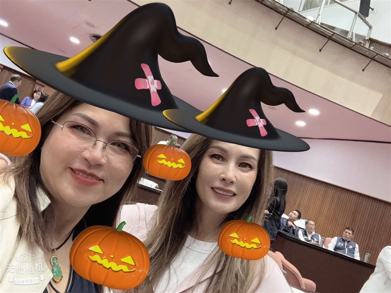 麥玉珍發出滿滿美肌的合照，力挺高金素梅。（圖／翻攝自麥玉珍臉書）