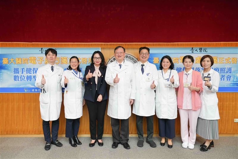 台大醫院醫療團隊與健保署長陳亮妤(左三)合影。(圖/台大醫院提供)