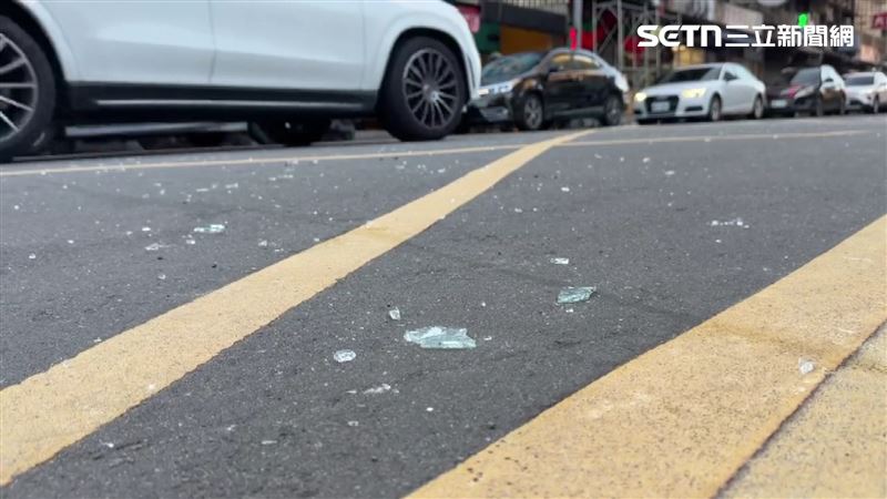 玻璃都噴飛到馬路上