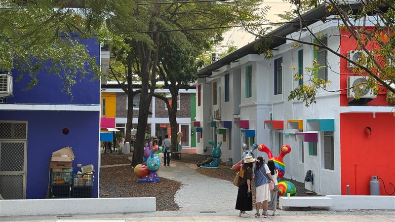 「彩虹藝鐵」園區前身為臺鐵舊宿舍。（圖／讀者提供）