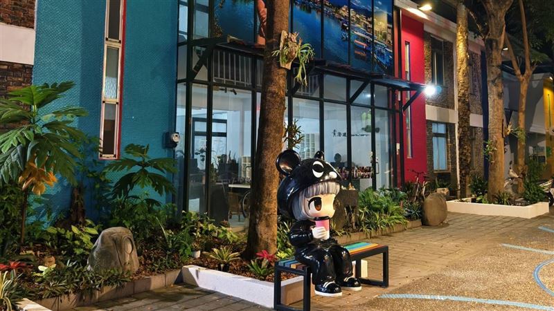 「枋寮彩虹藝鐵」園區位於枋寮火車站旁，步行3分鐘即可抵達。（圖／讀者提供）