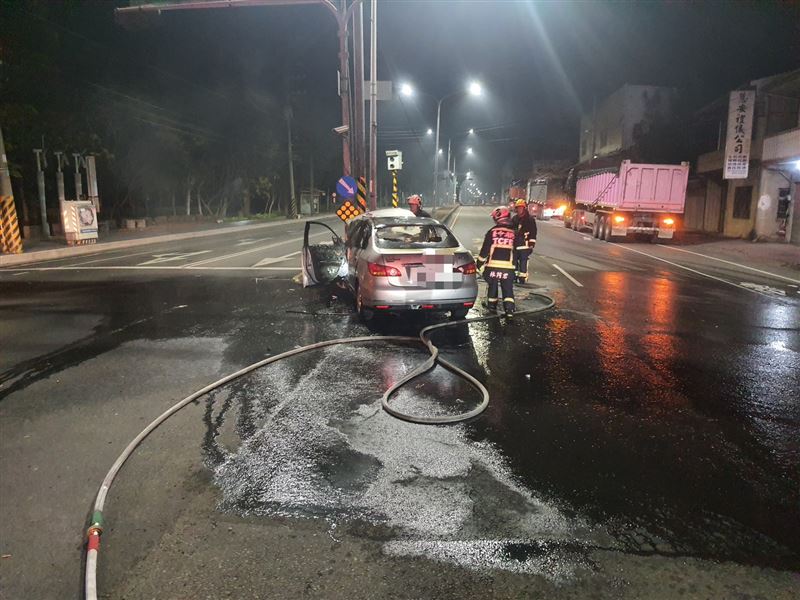 陳男自撞分隔島後受困，救出後送醫仍不治。（圖／翻攝畫面）