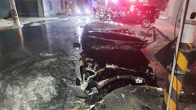 25歲男深夜自撞「4車門全鎖住」竟火燒車！民眾合力破窗搶救⋯送醫仍亡（圖／翻攝畫面）